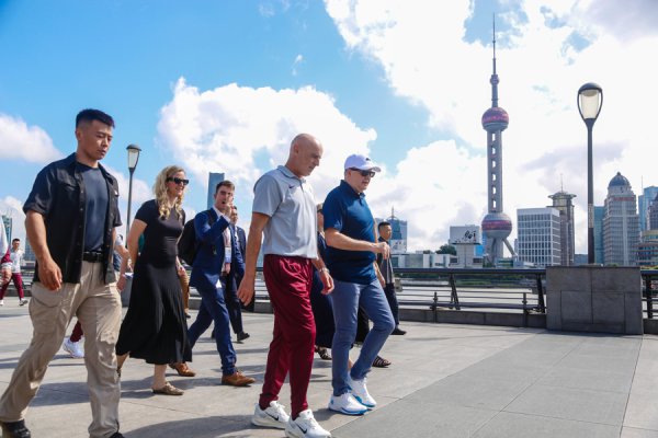 澳大利亚总理在上国际滩漫衍时，为啥受赠这件印有名字的10号球衣？